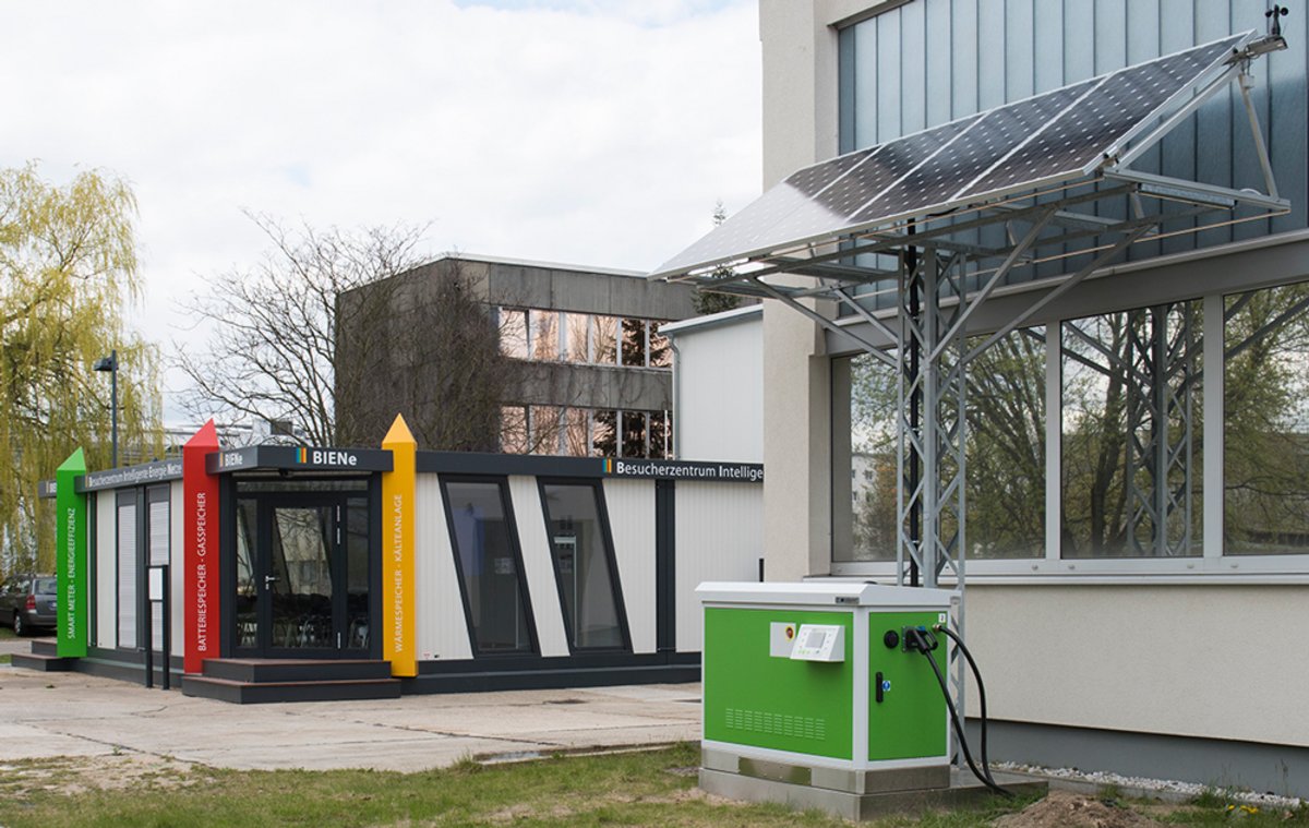 Ladesäule auf dem BTU-Zentralcampus neben dem Besucherinformationszentrum