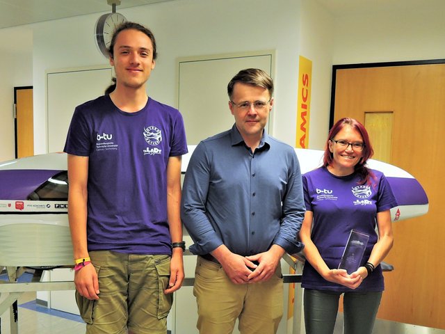  Auf dem Foto (v. li.): der studentische Team-Manager Steven Wenzke, Dekan Prof. Dr. Lars Röntsch und Team-Betreuerin Sindy Schmidt. 