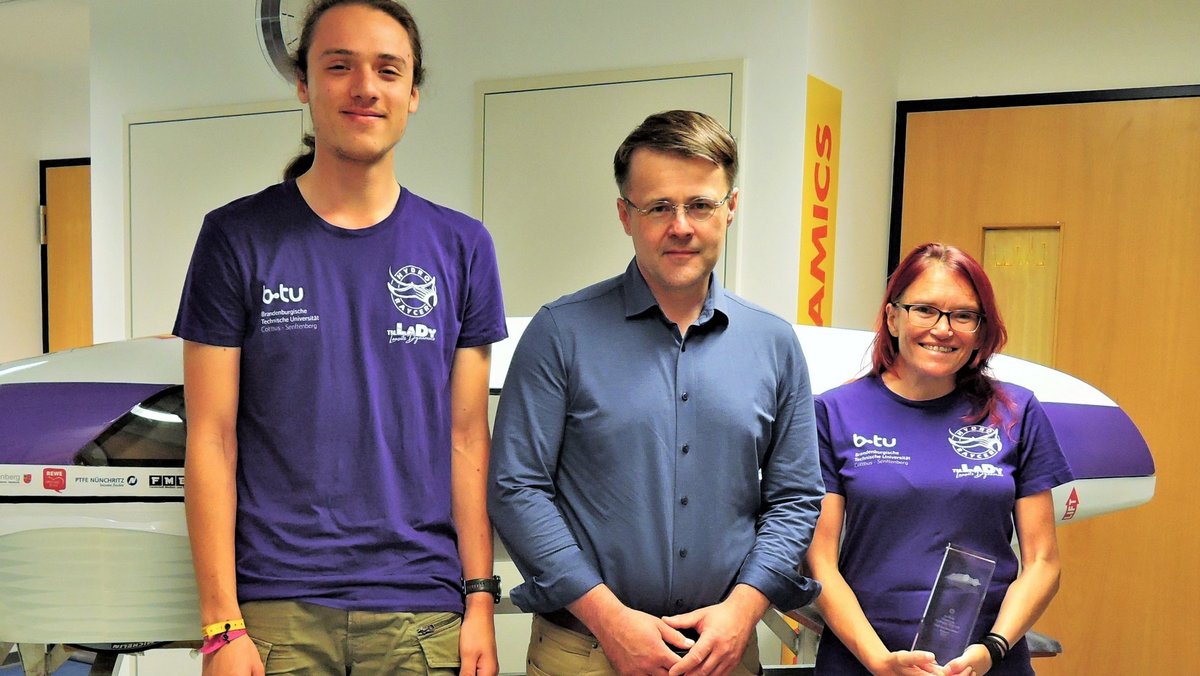 Teammitglieder gemeinsam mit dem Dekan Prof. Röntzschder