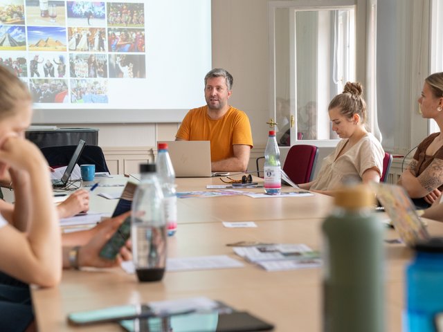 Die Exkursion zum Thema Kulturräume startete in der Sorbischen Kulturinformation LODKA in Cottbus. Hier leitete Seminar-Betreuer Marco Dippner zunächst in die Thematik ein.