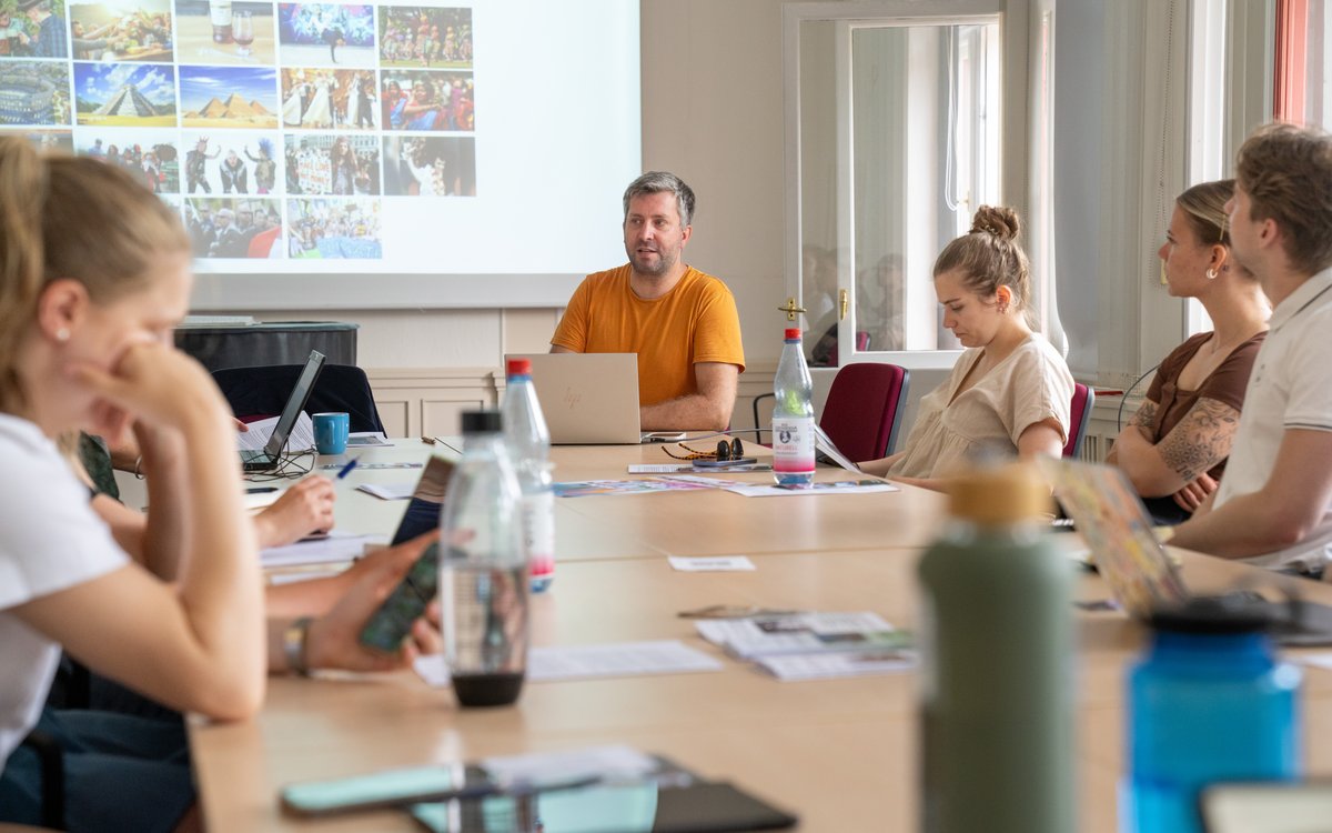 Die Exkursion zum Thema Kulturräume startete in der Sorbischen Kulturinformation LODKA in Cottbus. Hier leitete Seminar-Betreuer Marco Dippner zunächst in die Thematik ein.