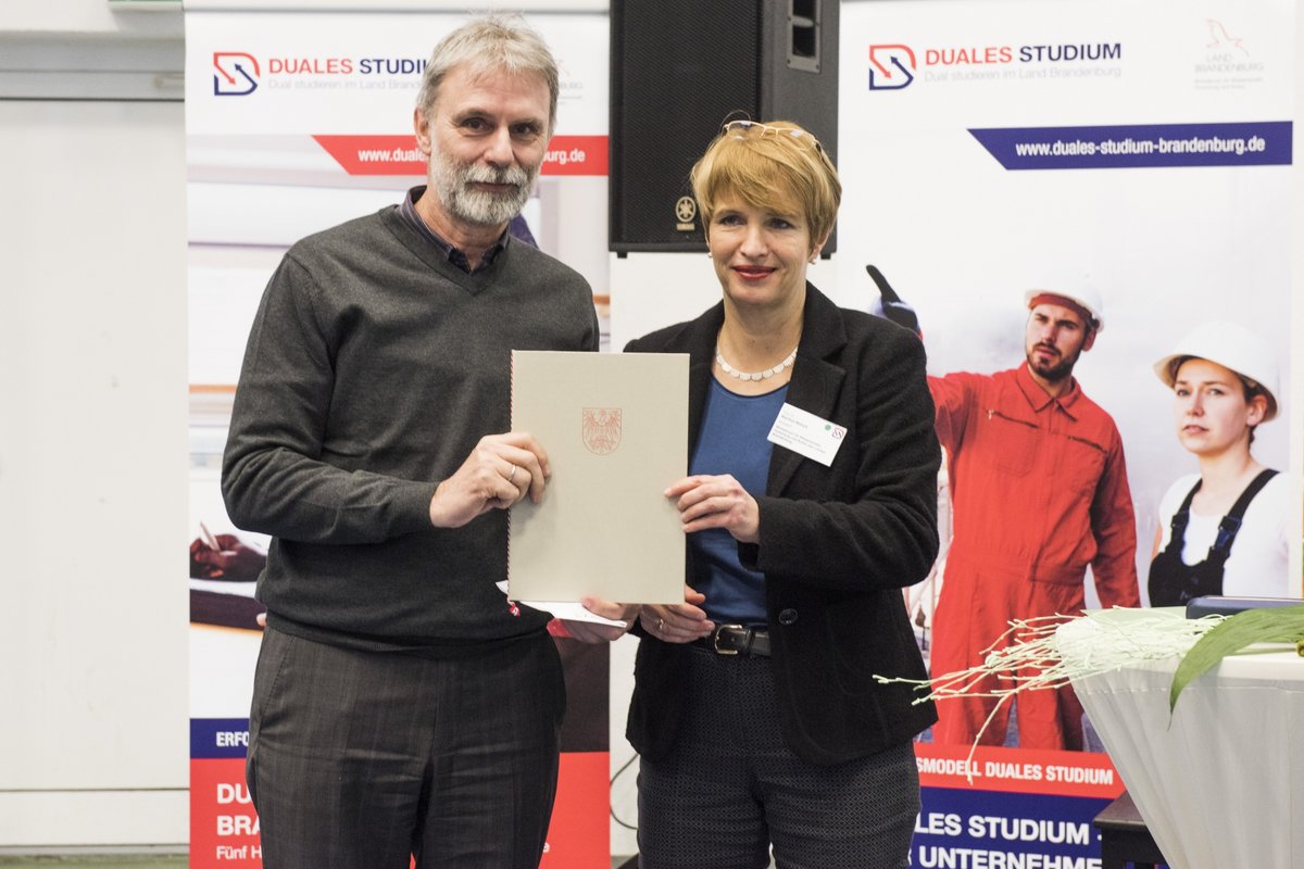 Wissenschaftsministerin Dr. Martina Münch und BTU-Vizepräsident Prof. Dr.-Ing. Matthias Koziol mit dem Förderbescheid.