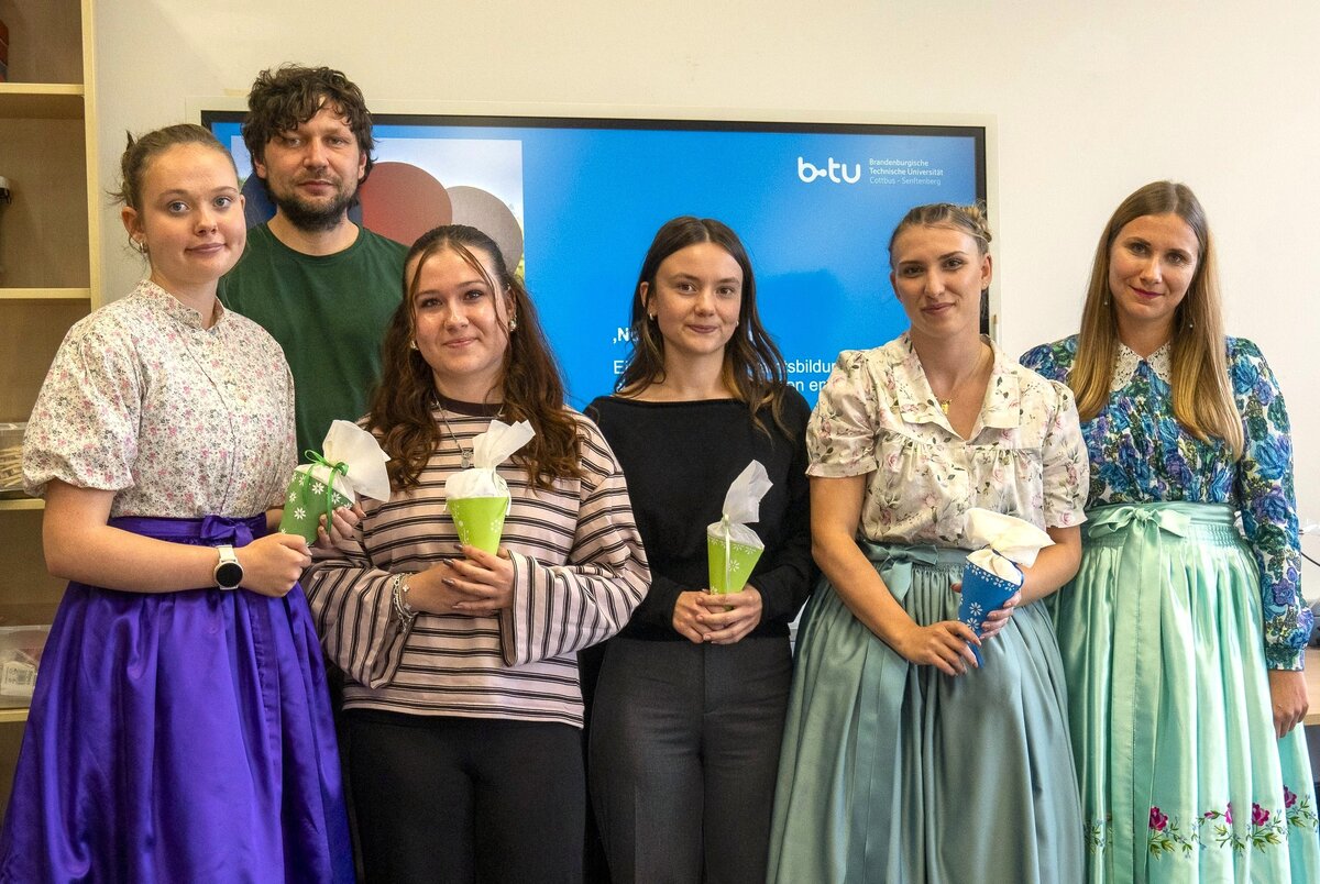 Die ersten Studienrenden für das Unterrichtsfach Sorbisch/Wendisch mit ihrer Dozentin Julia Běrink.