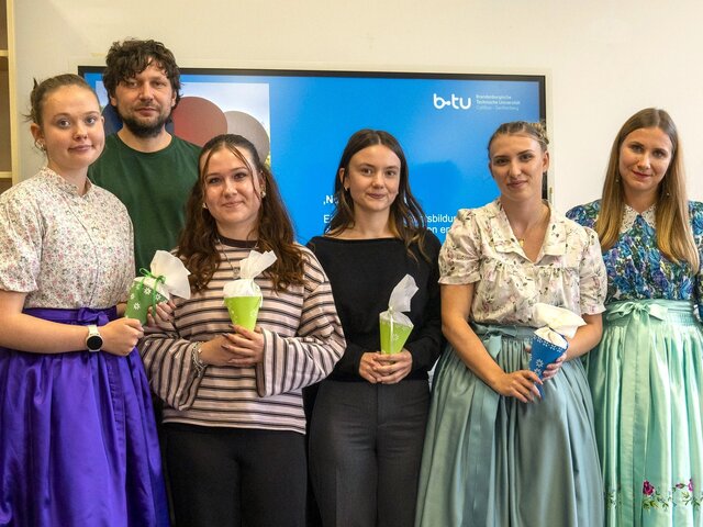 Die ersten Studienrenden für das Unterrichtsfach Sorbisch/Wendisch mit ihrer Dozentin Julia Běrink.