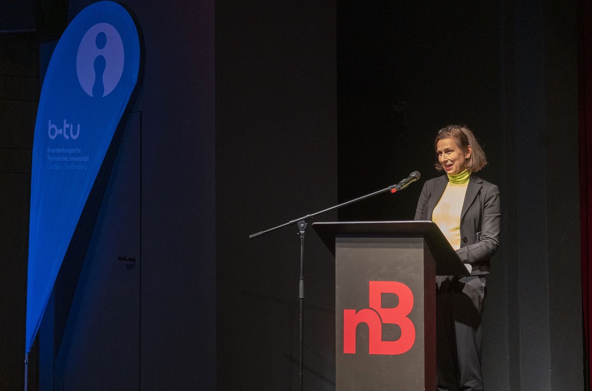 Die BTU-Präsidentin Prof. Dr. Gesine Grande hält am Rednerpult ihre Ansprache.