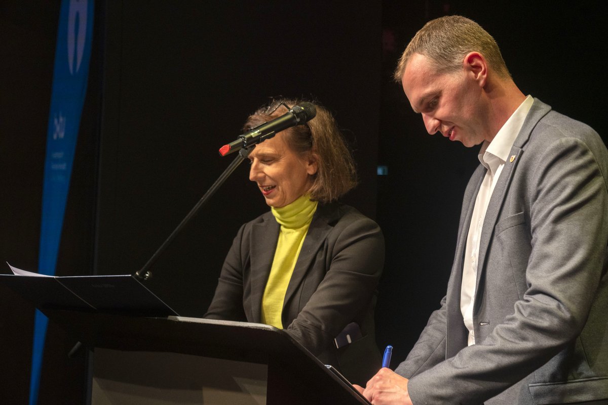 BTU President Prof. Dr. Gesine Grande and Robert Weidner, the education department head of the Oberspreewald-Lausitz district, sign the cooperation agreement.