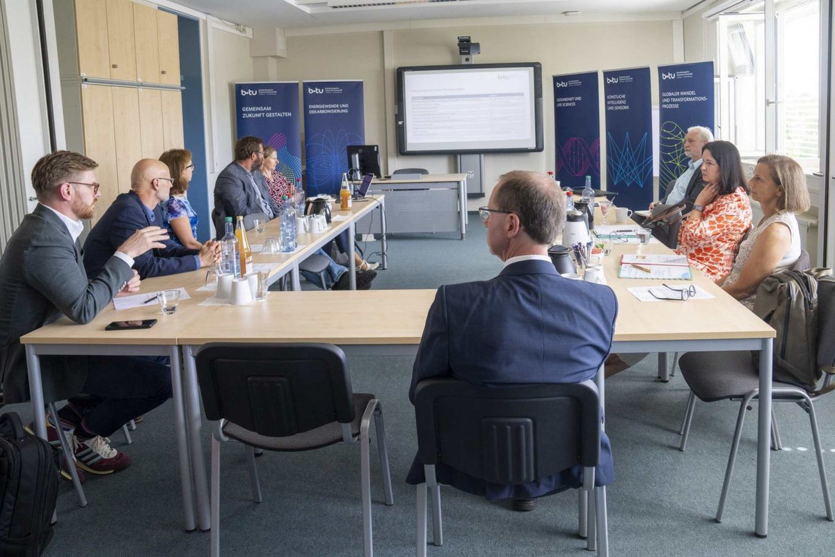 Blick in die Gesprächsrunde in Richtung der Präsentation.