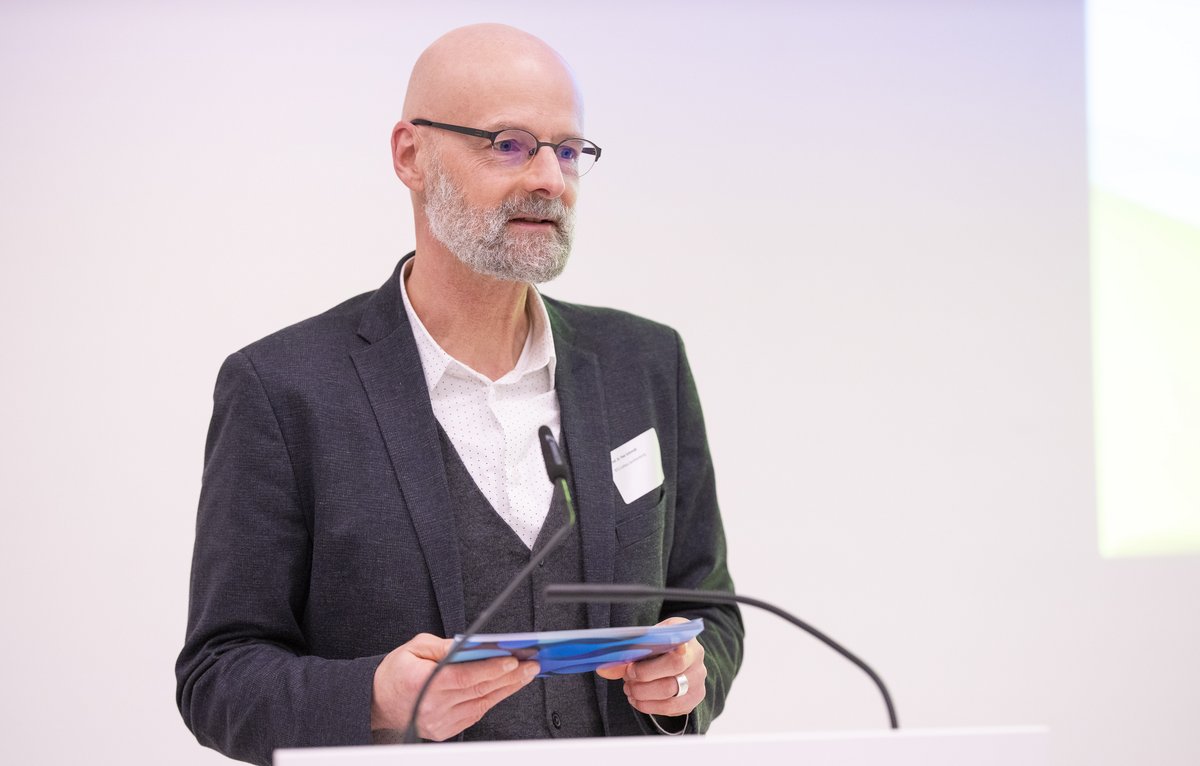 Bild vom Vizepräsidenten der BTU vor einem Pult