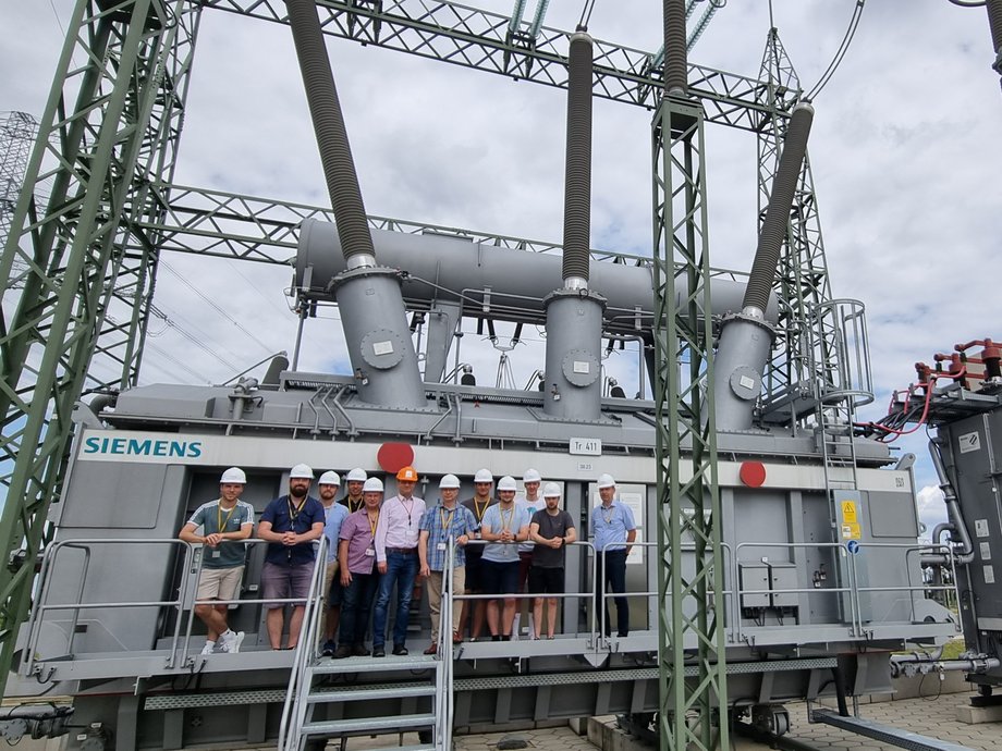 Gruppenbild vor dem Trafo 411 im Umspannwerk Neuenhagen