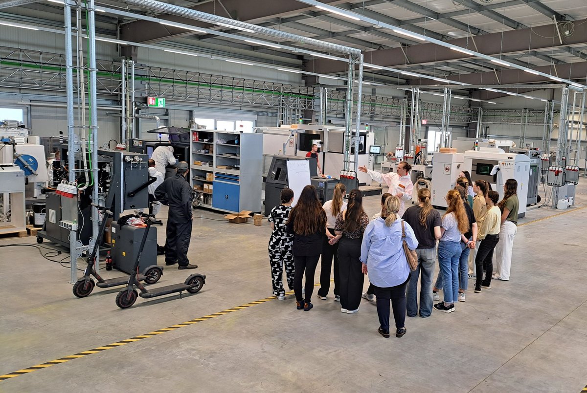 Blick in die chesco Forschungsfabrik mit den Teilnehmerinnen.