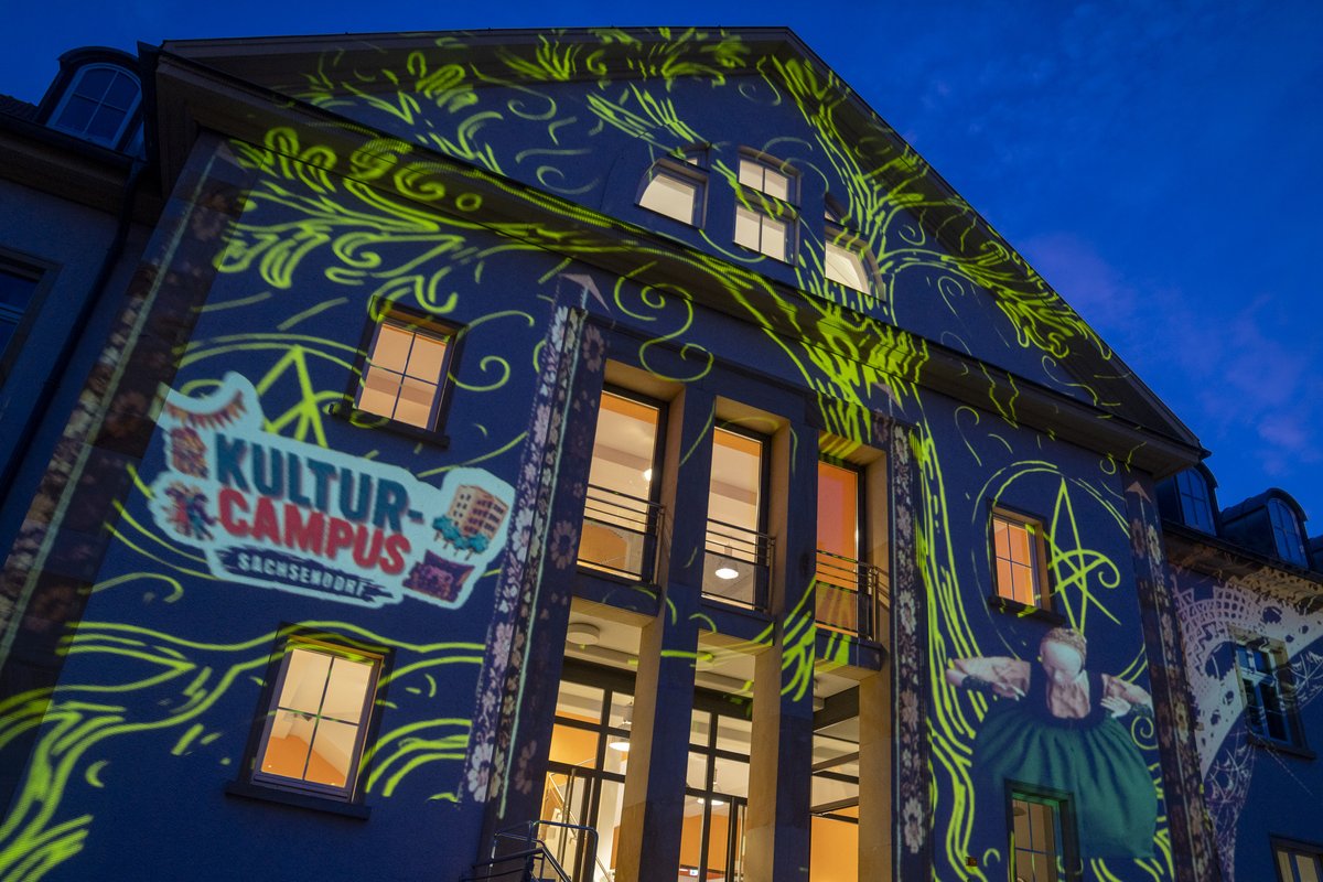 bunt angestrahltes Lehrgebäude