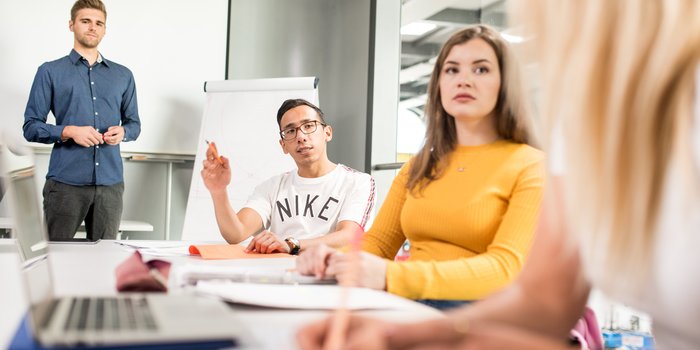 Coverbild zu (e)Methoden_Vermitteln: Austausch zwischen Studierenden in Seminarraum