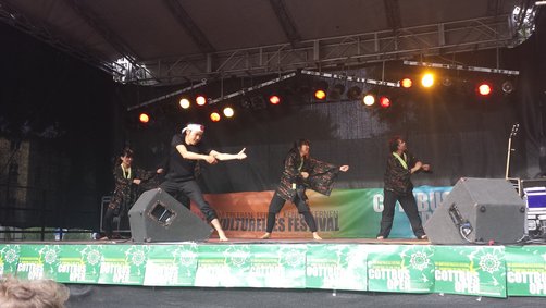 Auf dem Bild stehen Studierende bei dem Cottbus OPEN Festival