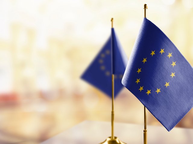 zwei Europa-Fahnen, Foto: butenkow/AdobeStock