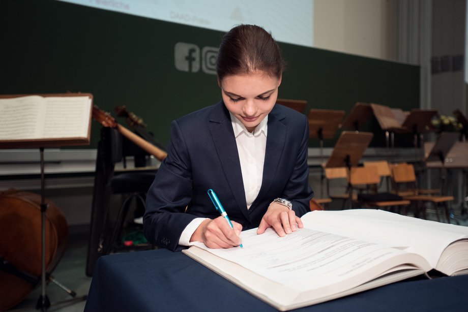 Registration in the enrolment book of the BTU A student enters her name in the BTU enrolment book on behalf of her course of study.