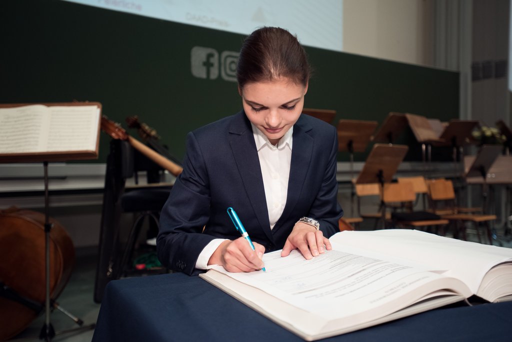 Eintragung in das Immatrikulationsbuch der BTU Eine Studentin trägt sich stellvertretend für ihren Studiengang in das Immatrikulationsbuch der BTU ein