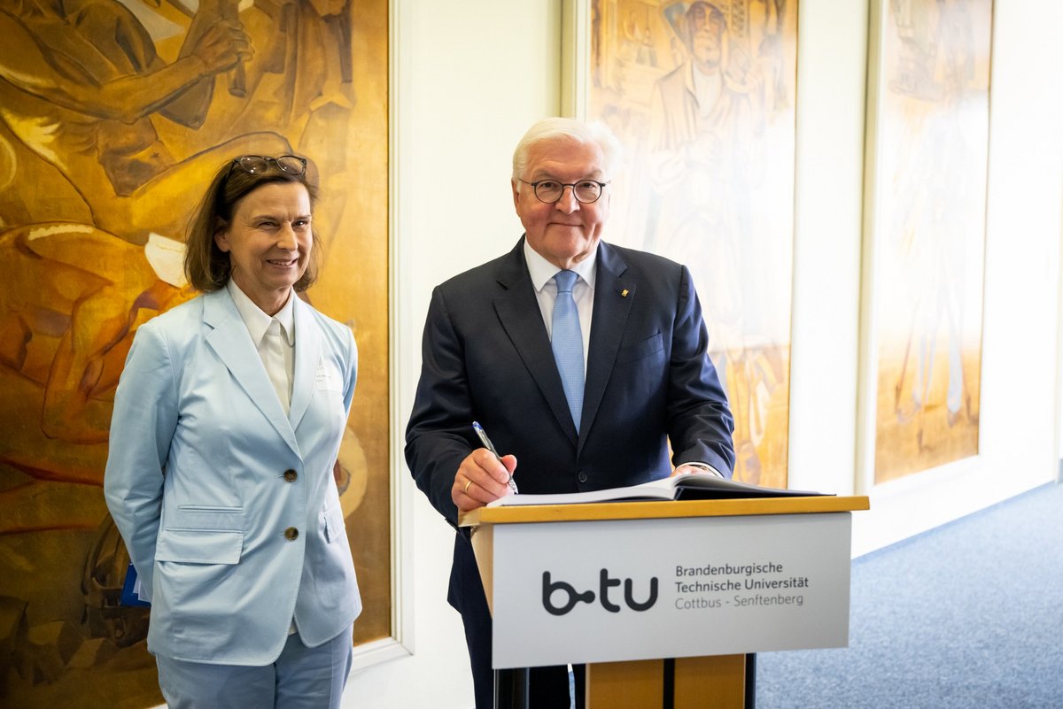 Der Bundespräsident trägt sich im Beisein der BTU-Präsidentin n das Gästebuch der BTU ein. © Bernd Brundert