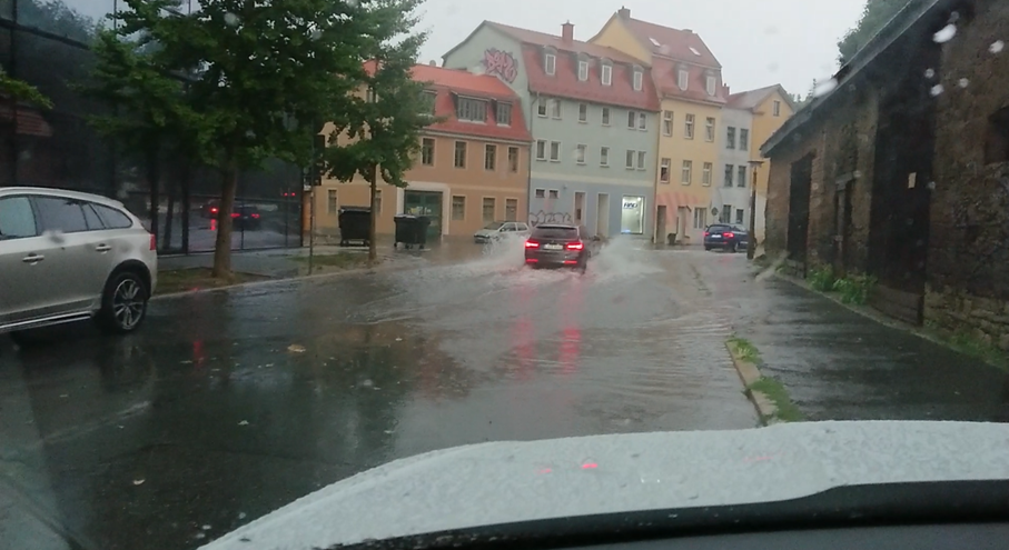 Druckbehafteter Ausfluss aus einem Straßeneinlauf