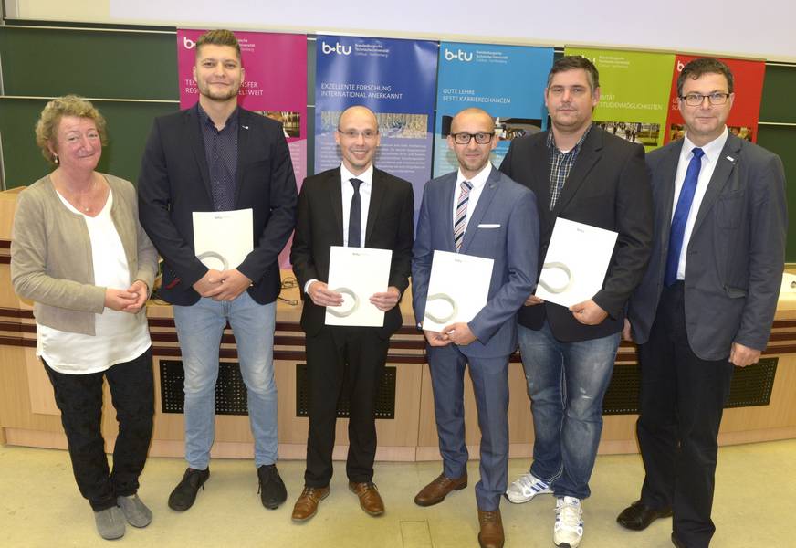 Absolventen mit Auszeichnung und Prof. Dr. Kathrin Lehmann und Prof. Dr. Sylvio Simon