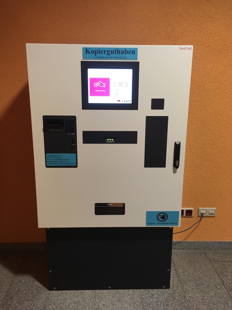 [Translate to Englisch:] Mit dem Aufladeautomaten laden Nutzer von Chipkarten ganz einfach Geld auf ihre Karte: Chipkarte einschieben, Betrag einzahlen, fertig.