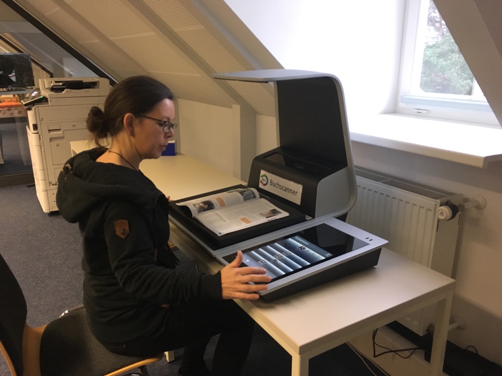 [Translate to Englisch:] Ein Buchscanner ist ein spezieller Scanner, der für die Digitalisierung von Büchern optimiert ist.