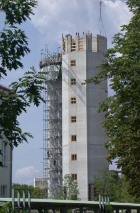 Vorne im Blick Treppenhauskern Ost und hinten Treppenhauskern West