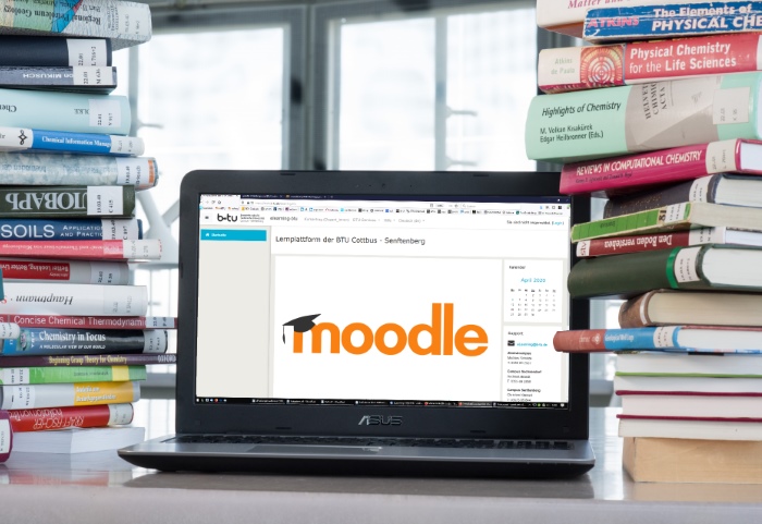 Laptop-Bildschirm mit der Aufschrift Moodle.