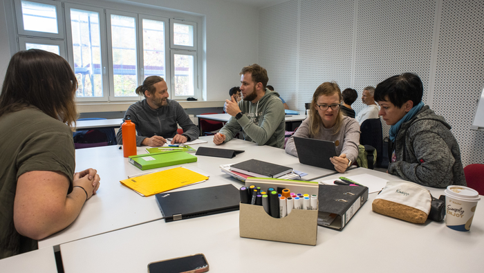 Das Foto zeigt Berufspädagog*innen beim Brainstorming an einem Tisch. 