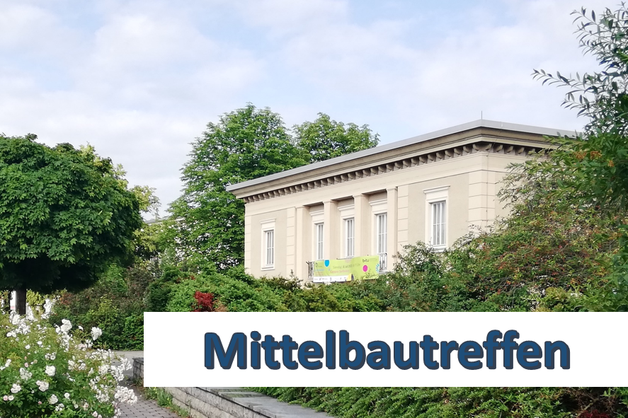 Das Foto zeigt die Bibliothek von Senftenberg und trägt den Schriftzug (Blau) Mittelbautreffen.