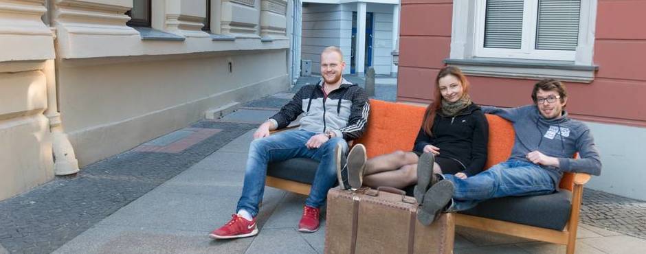 Header Familie Junge Familie in der Stadt