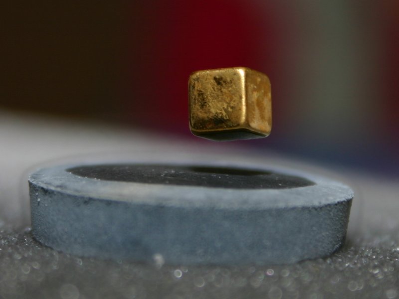 Ein Magnet schwebt über einem mit flüssigem Stickstoff gekühlten Hochtemperatursupraleiter (ca. −197 °C). (Foto: Peter Nussbaumer)