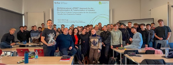 Gruppenfoto der Dualen Hochschule Sachsen (DHS) in Riesa  