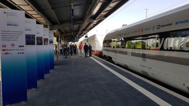 "Foyer" der Eröffnungsveranstaltung am Hausbahnsteig des Bahnhofs Cottbus