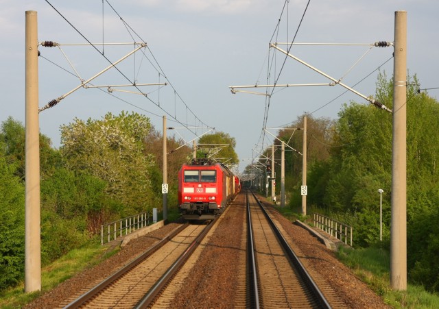 E-Lok auf dem Gleis.