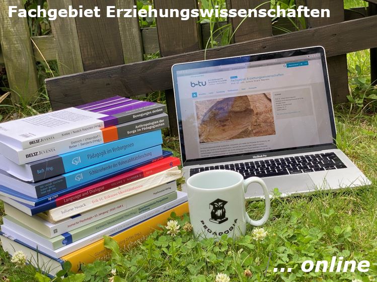 Bücherstapel, Laptop und eine Kaffeetasse stehen auf Gras mit den Worten Fachgebiet Erziehungswissenschaften online