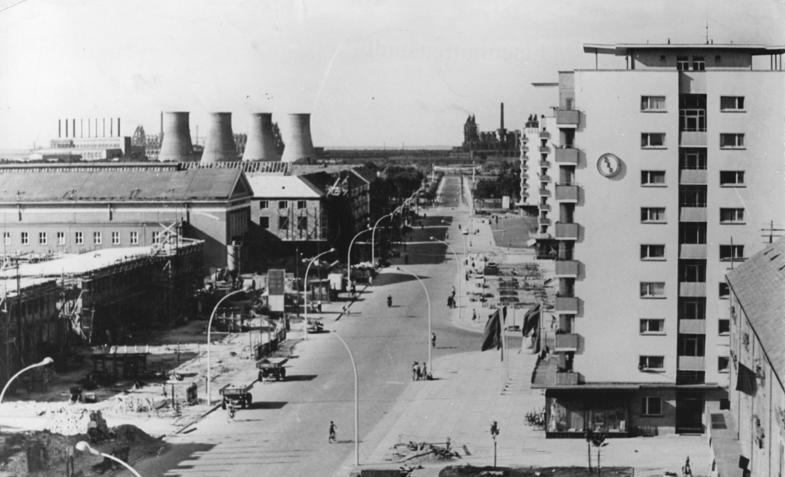 Bundesarchiv_Bild_183-75141-0002_Eisenhüttenstadt_Leninallee_Neubauten_Paukert 1960
