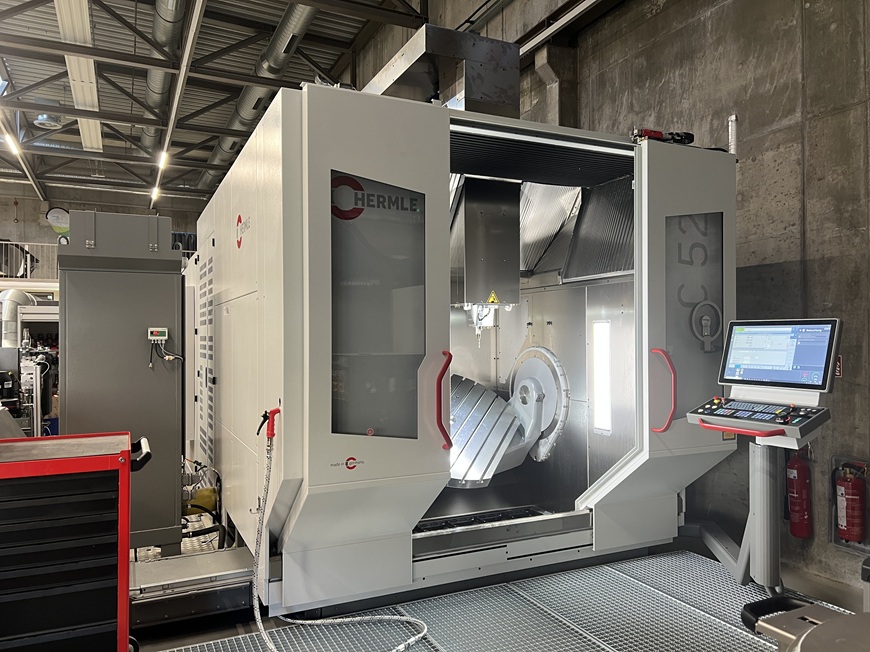 Ansicht einer Hermle C52 GEN2 Fräsmaschine von vorn mit geöffneten Türen