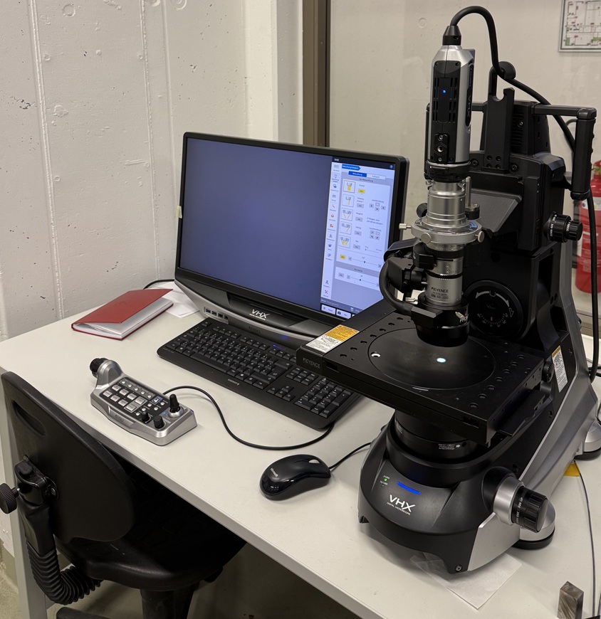 Keyence VHX-7000 Digitalmikroskop mit Bedienstation