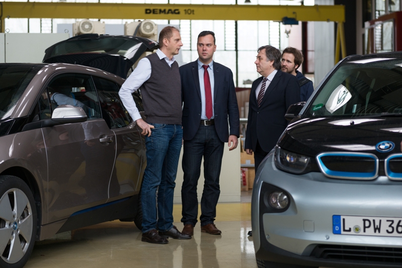 Professor Seidlitz und Mitarbeiter der BMW AG in der Panta Rhei Halle