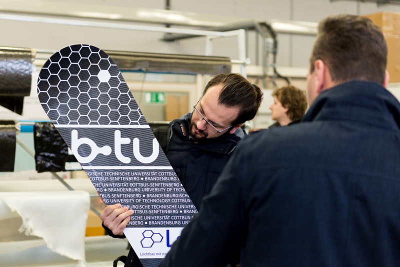 Die Doktoranden begutachten das LsW Snowboard