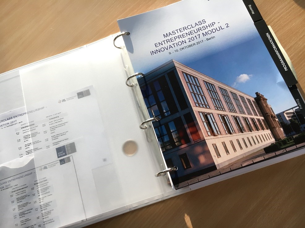 aufgeschlagender Modulordner des Masterclass Entrepreneurship - Innovation 2017 Programms