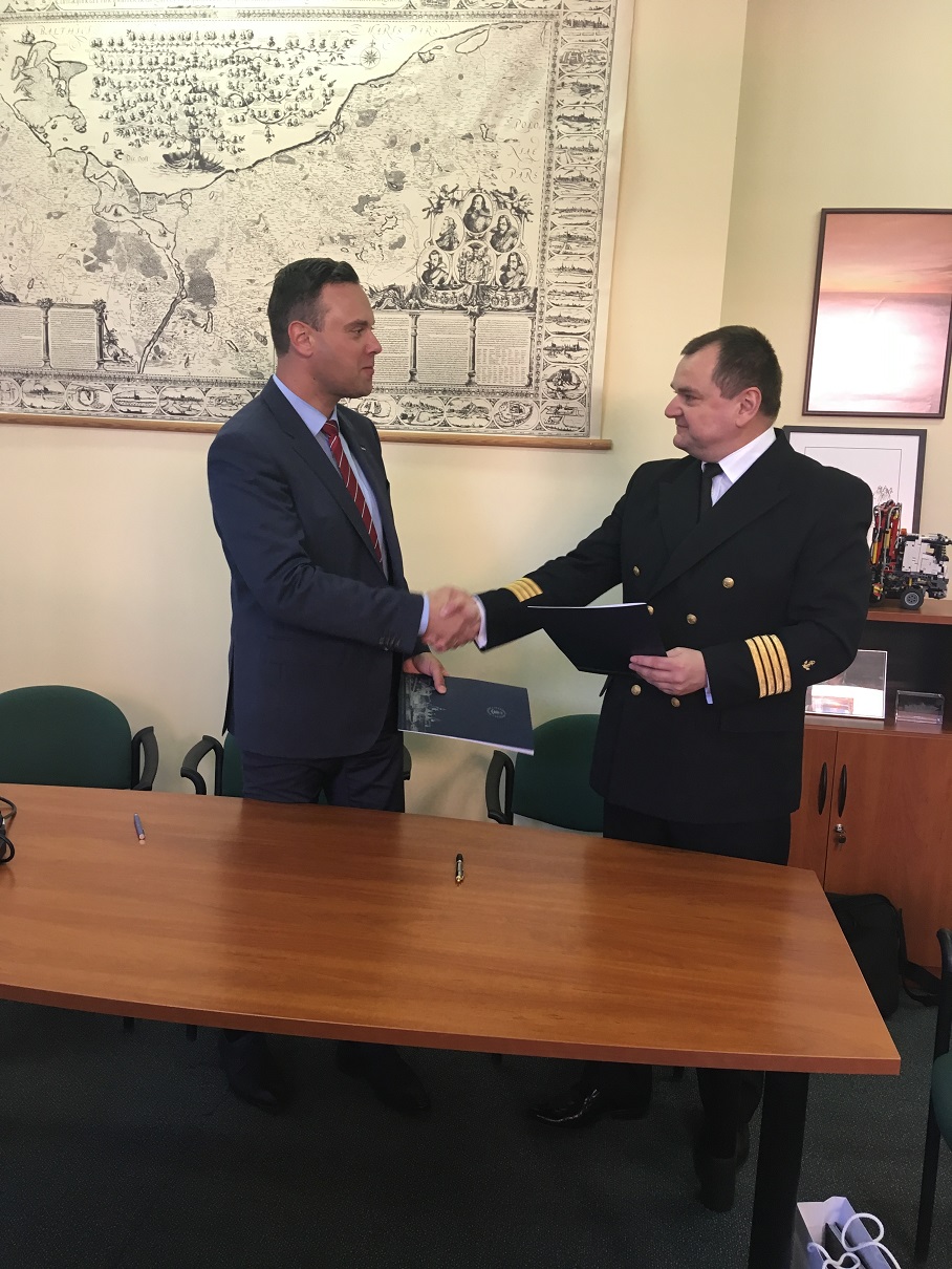 Shake hands nach der Unterzeichnung der Letter of Intent