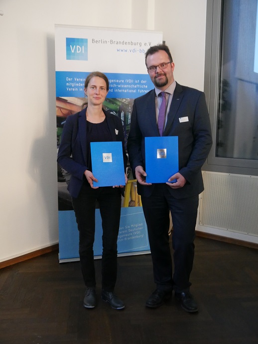 Zwei Mitarbeiter des FG LsW halten die VDI Berufungsurkunden.