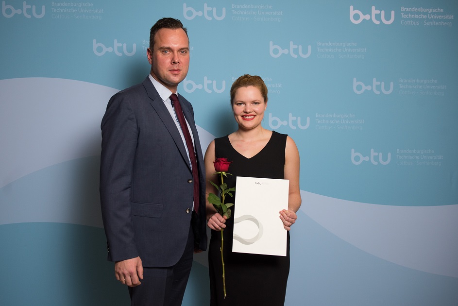 Prof. Seidlitz und Frau Populoh bei der Auszeichnung als beste MINT-Studentin