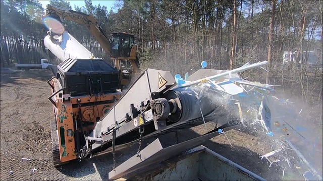 Machine for shredding rotor blades