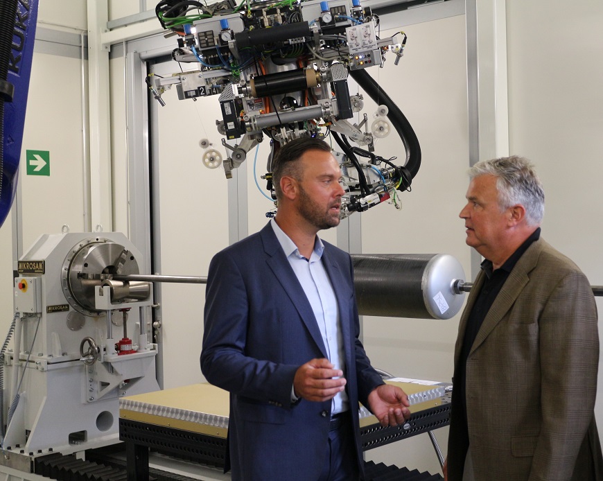Prof. Seidlitz informs Lusatia representative Dr. Freytag about the possibilities of Automated Fiber Placement (AFP)