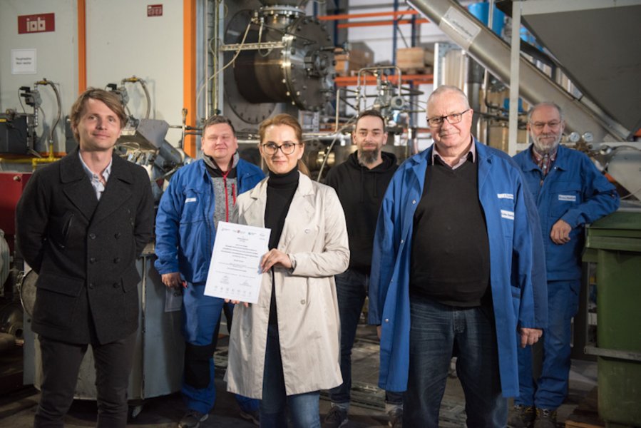 Mitarbeiter*innen der Global Enertec gemeinsam mit dem wissenschaftlichen BTU-Mitarbeiter Jonas Krenz in den Räumlichkeiten der Global Enertec AG