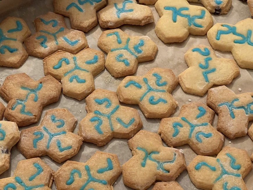 viele verzierte PbL Plätzchen - beide Motive der PbL Buchstaben mit blauer Zuckergussschrift versehen