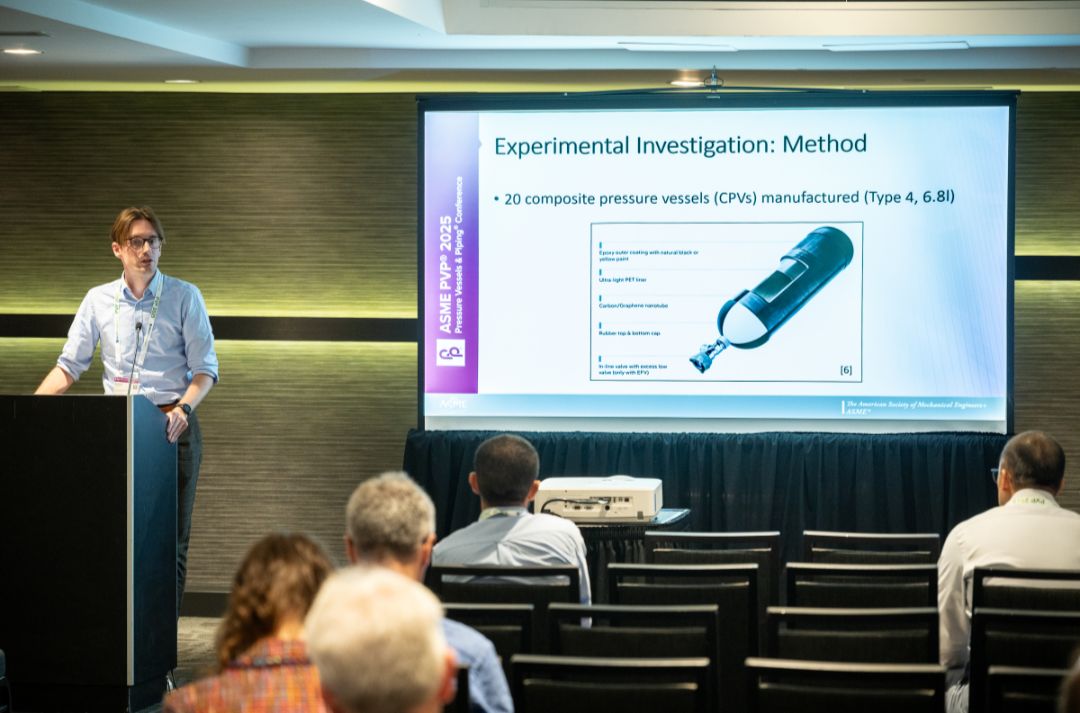 Herr Popiela trägt zu seinen aktuellen Forschungsergebnissen zur Sicherheit von Typ-4-Hochdruckbehältern auf der ASME-Konferenz „Pressure Vessels and Piping“ in Montreal (Kanada) vor.