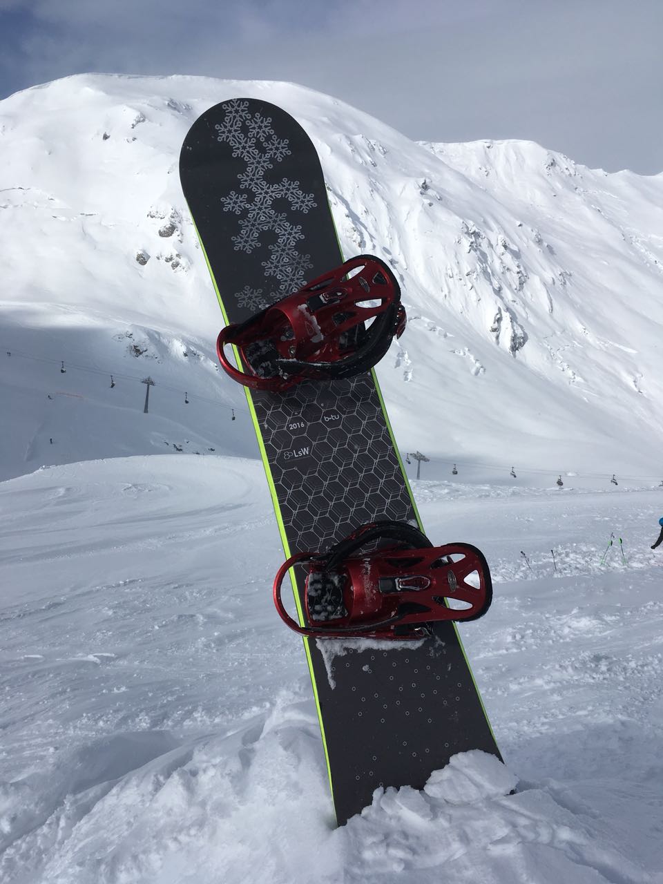 hochkant im Schnee steckendes Snowboard des Fachgebiets Leichtbau mit strukturierten Werkstoffen